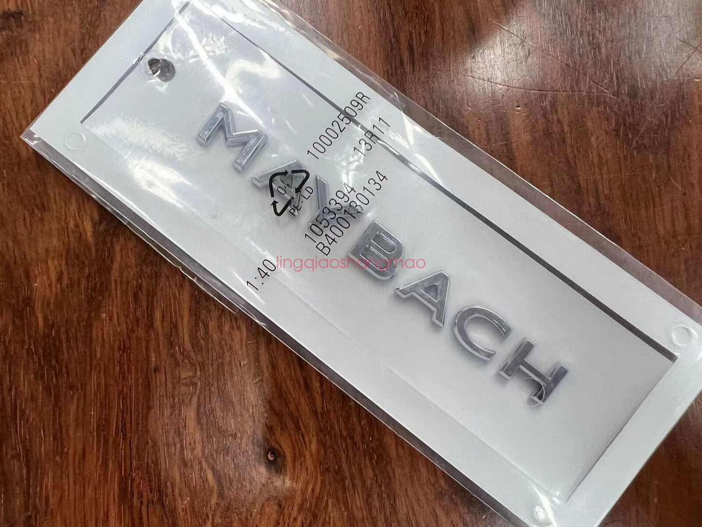 The chrome miniature for Maybach badge on the center console is applicable to the for Mercedes-Benz for Maybach S-Class.