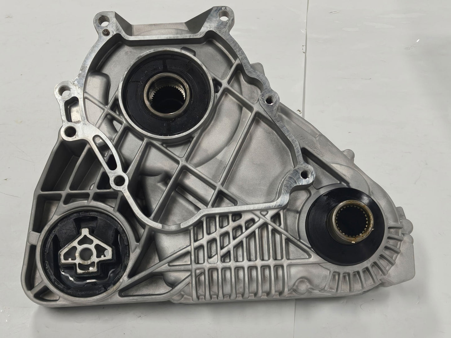 The transfer box assembly is suitable for 12-18 liters of for BMW X3, X4, X5, X6, E70, E71, F15, F16, F25, and ATC45L 3.0L.