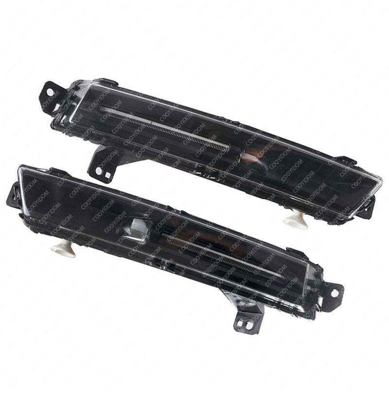 A pair of black fog lights on the left front bumper are suitable for the 2018-2020 for Land Rover for Range Rover Velar.
