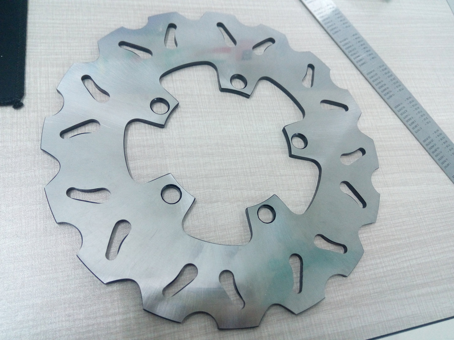 The CNC rear brake disc rotor is suitable for Yamaha 2002-2003 YZF R1 (RN09/e13/0054) 1000CC