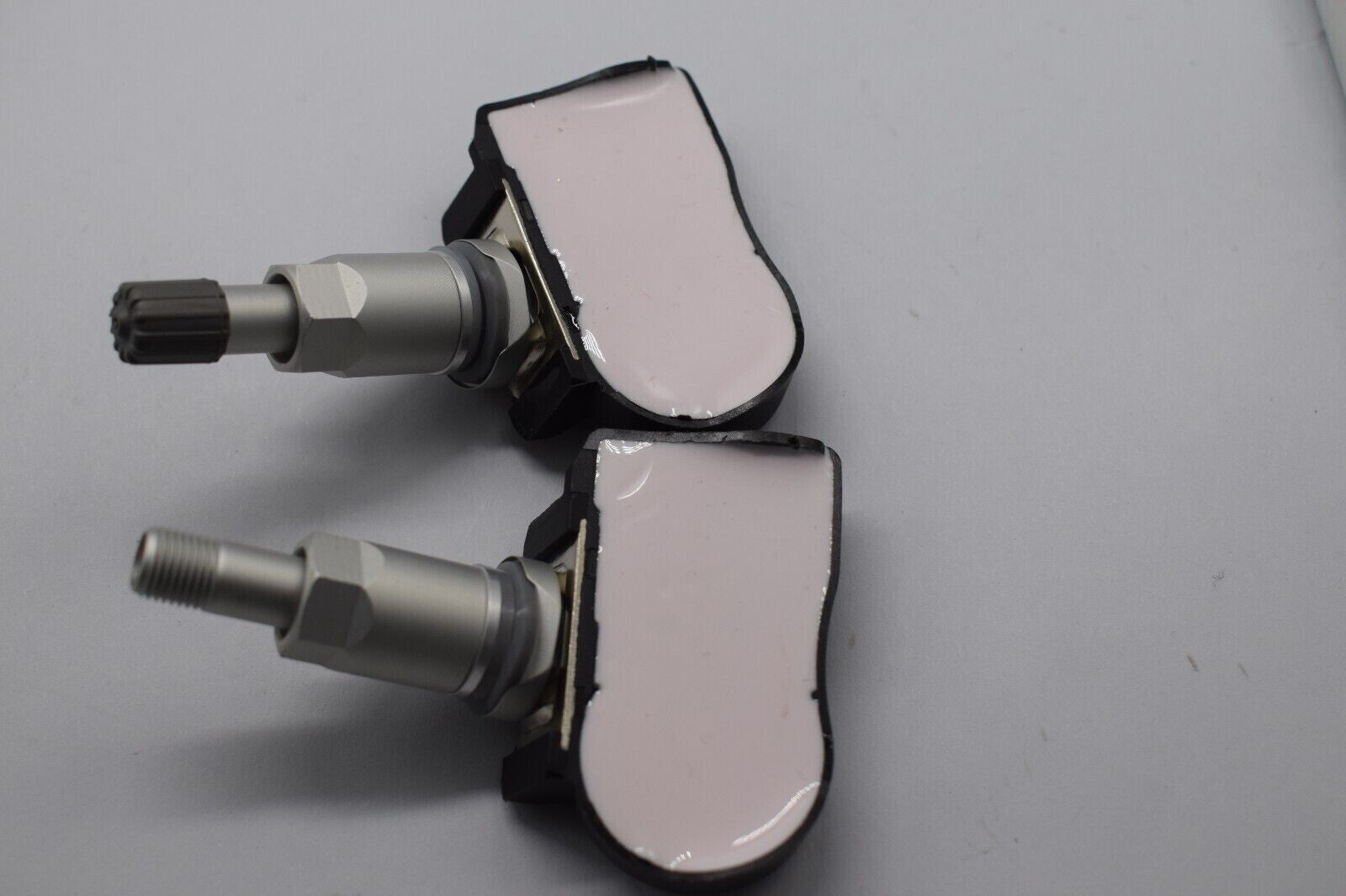 Four sets of 52933-D4100 tire pressure monitoring sensors are suitable for Hyundai and for Kia TPMS sensors.