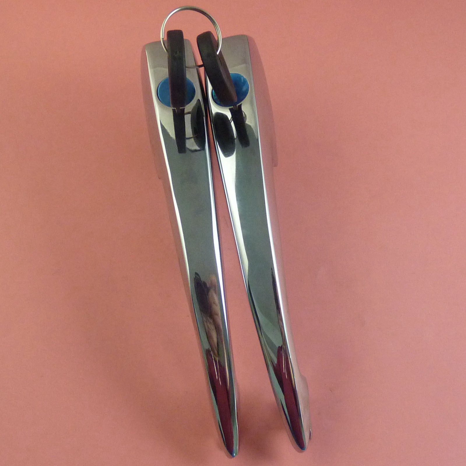 A pair of door handles with keys for Volkswagen Beetle Karmann Ghia 113837205M