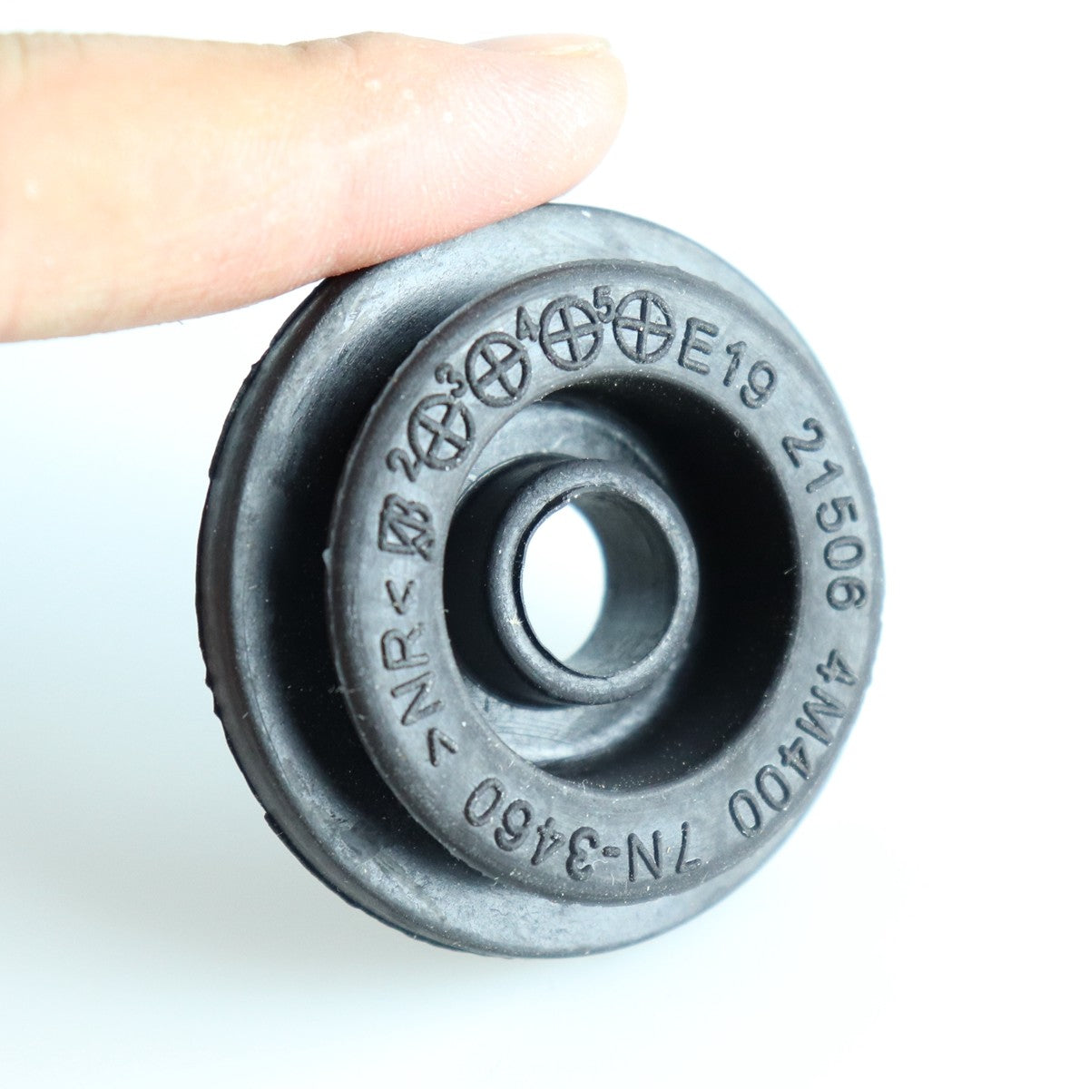 The new upper radiator mounting bushing is suitable for Nissan for Infiniti 21506-4M400 and 21506-6M100.