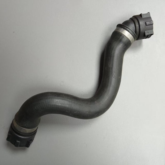 The lower part of the radiator hose is suitable for BMW 750i G12 16-19