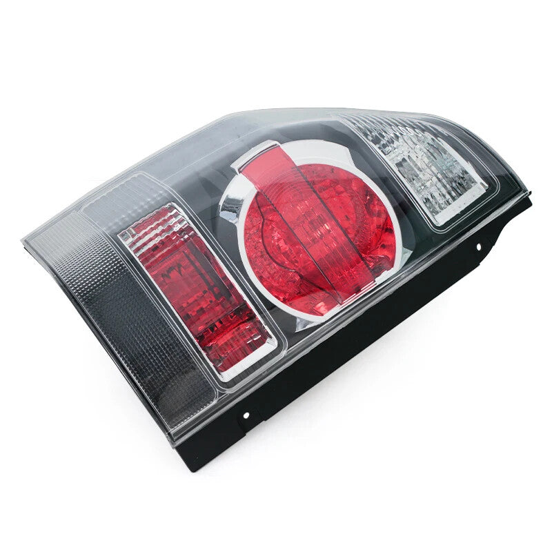 Applicable to for Mitsubishi Pajero Montero 2003-2006, left taillight rear turn signal